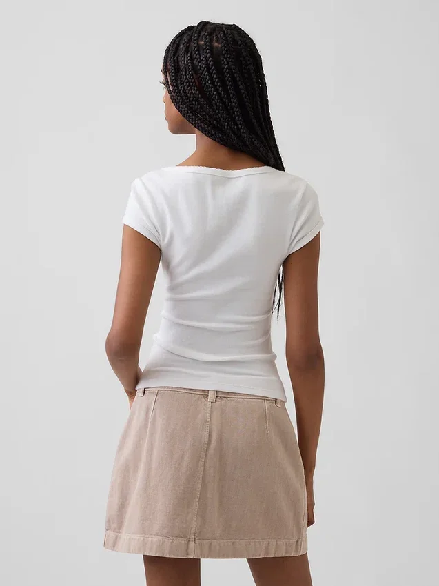 Camiseta corta moderna con cuello cuadrado
