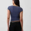 Camiseta corta moderna con cuello cuadrado