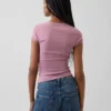 Camiseta corta moderna con cuello cuadrado