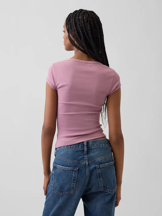 Camiseta corta moderna con cuello cuadrado