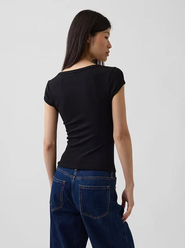 Camiseta corta moderna con cuello cuadrado