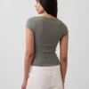 Camiseta corta moderna con cuello cuadrado