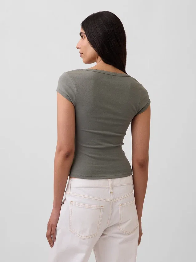 Camiseta corta moderna con cuello cuadrado