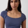 Camiseta corta moderna con cuello cuadrado