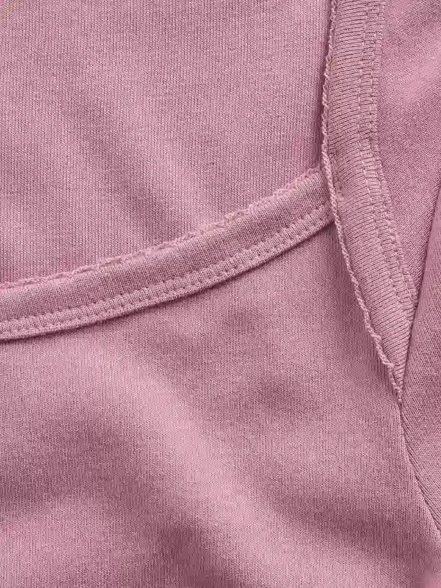 Camiseta corta moderna con cuello cuadrado