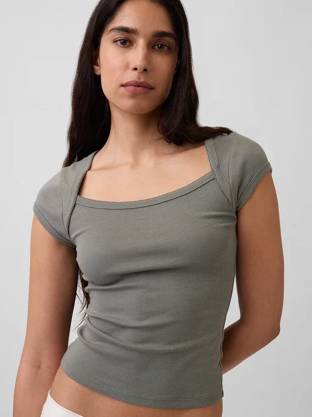 Camiseta corta moderna con cuello cuadrado