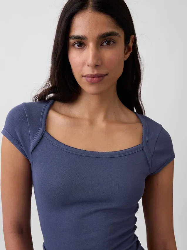 Camiseta corta moderna con cuello cuadrado