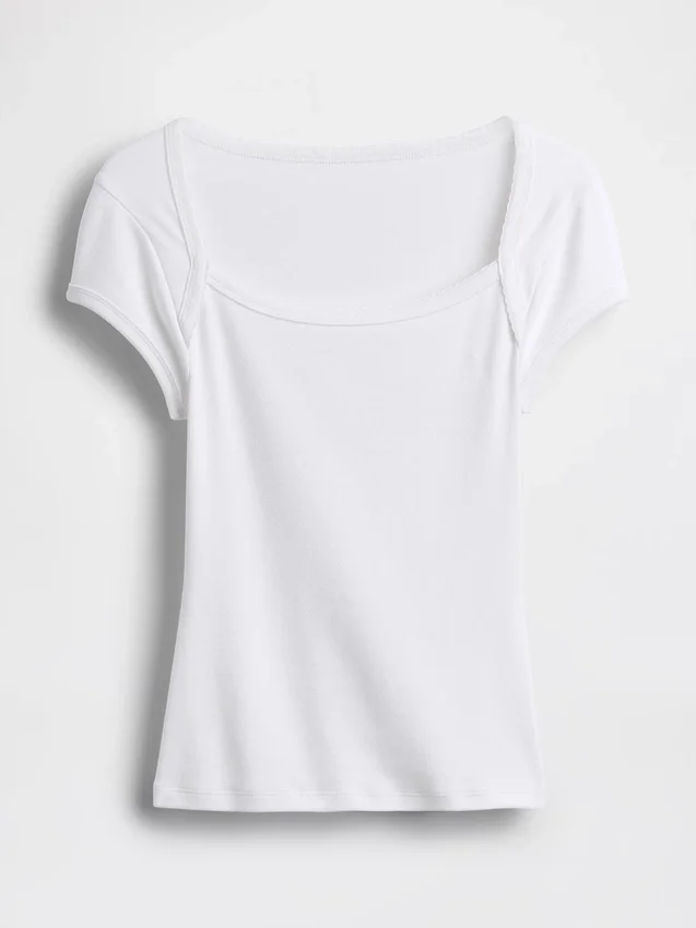 Camiseta corta moderna con cuello cuadrado