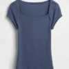 Camiseta corta moderna con cuello cuadrado