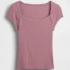 Camiseta corta moderna con cuello cuadrado
