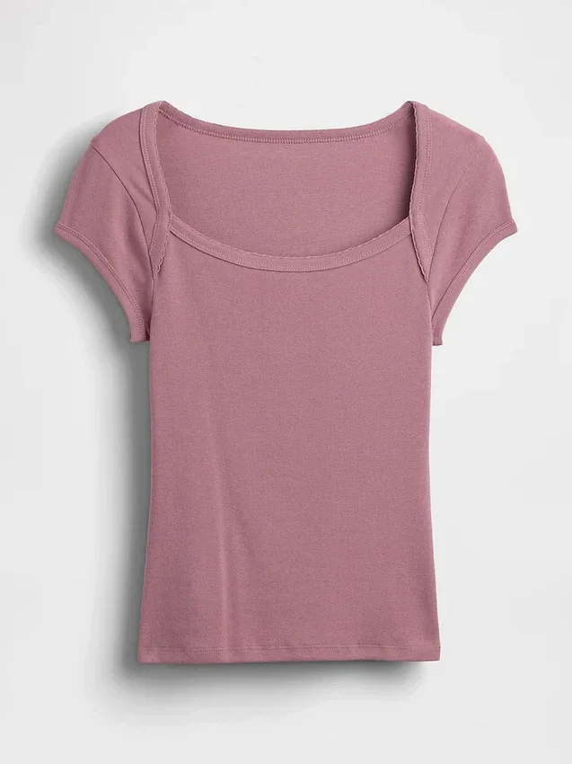 Camiseta corta moderna con cuello cuadrado