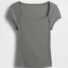 Camiseta corta moderna con cuello cuadrado