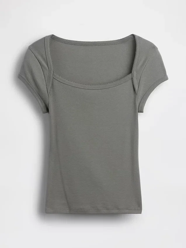 Camiseta corta moderna con cuello cuadrado