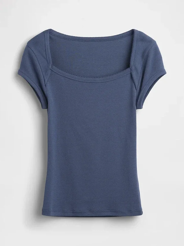 Camiseta corta moderna con cuello cuadrado