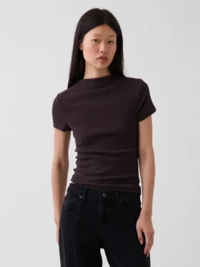 Camiseta corta moderna de cuello alto con costuras acanaladas