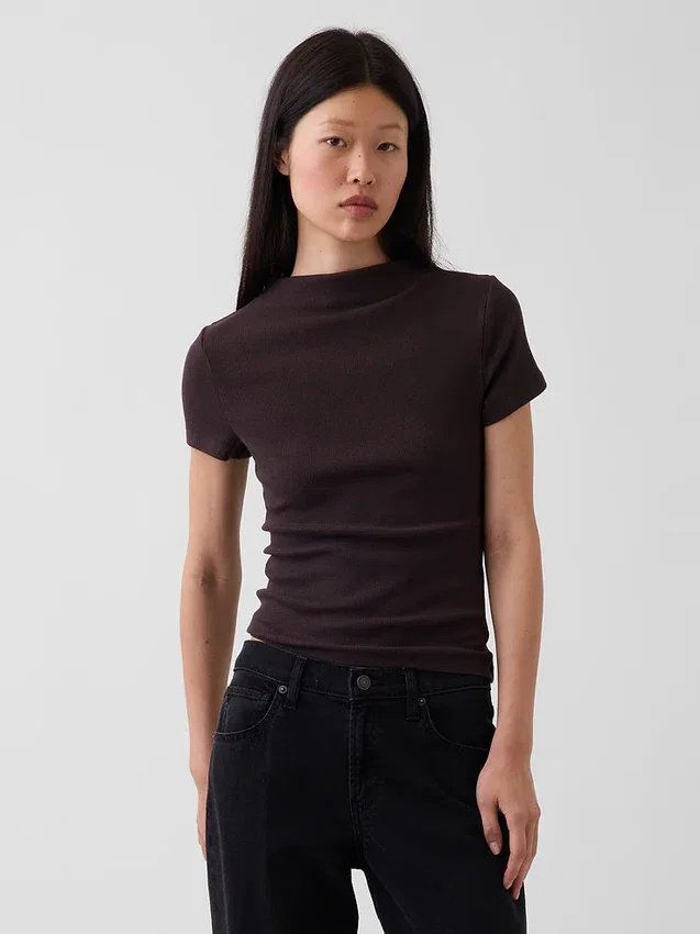 Camiseta corta moderna de cuello alto con costuras acanaladas
