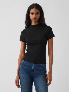 Camiseta corta moderna de cuello alto con costuras acanaladas