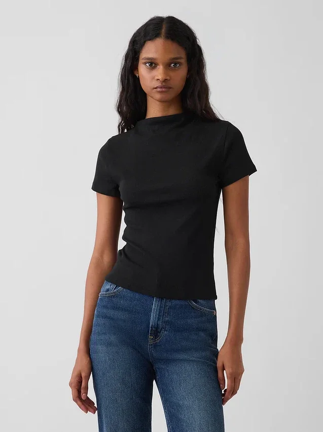 Camiseta corta moderna de cuello alto con costuras acanaladas