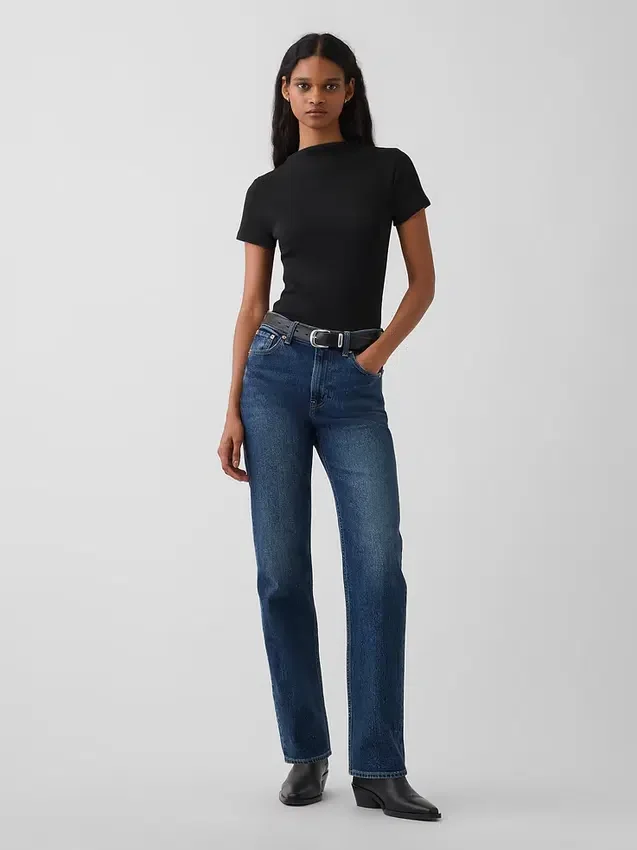Camiseta corta moderna de cuello alto con costuras acanaladas