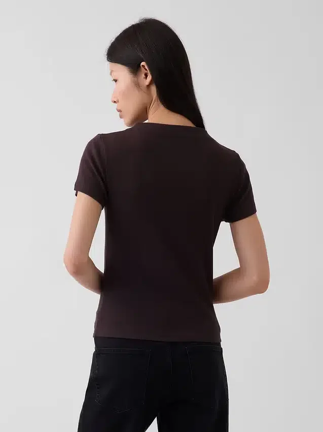 Camiseta corta moderna de cuello alto con costuras acanaladas