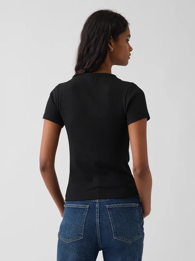 Camiseta corta moderna de cuello alto con costuras acanaladas