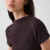 Camiseta corta moderna de cuello alto con costuras acanaladas