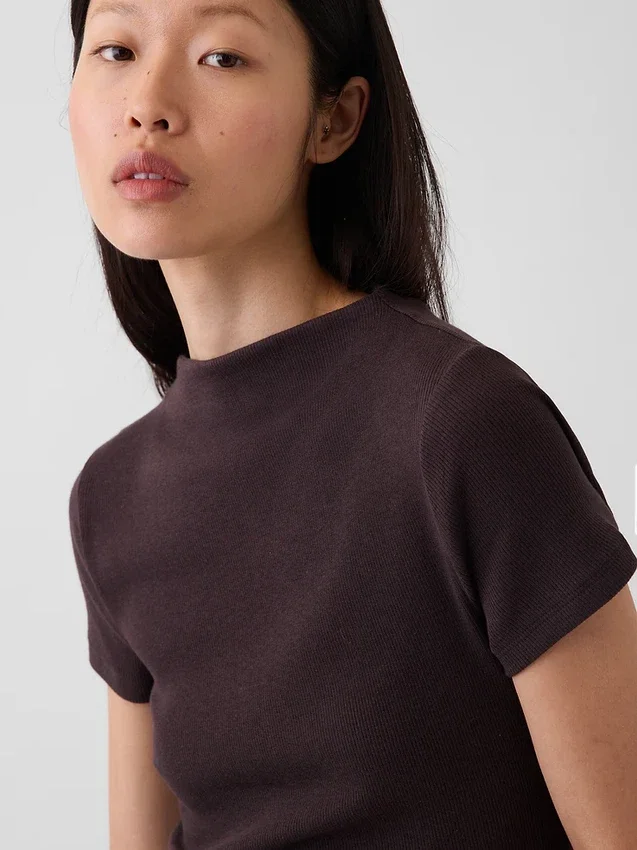 Camiseta corta moderna de cuello alto con costuras acanaladas