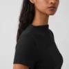 Camiseta corta moderna de cuello alto con costuras acanaladas