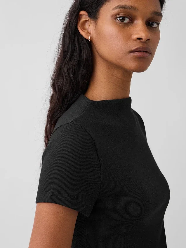 Camiseta corta moderna de cuello alto con costuras acanaladas