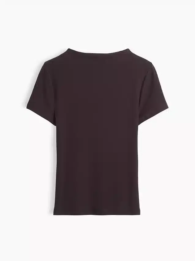 Camiseta corta moderna de cuello alto con costuras acanaladas