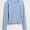 Camiseta de pijama tipo Henley con punto calado de GAP × Summer Fridays
