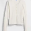 Camiseta de pijama tipo Henley con punto calado de GAP × Summer Fridays