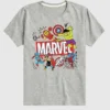 Camiseta gráfica de manga corta con diseño de garabatos de los Vengadores de Marvel para niños pequeños en pantalones cortos
