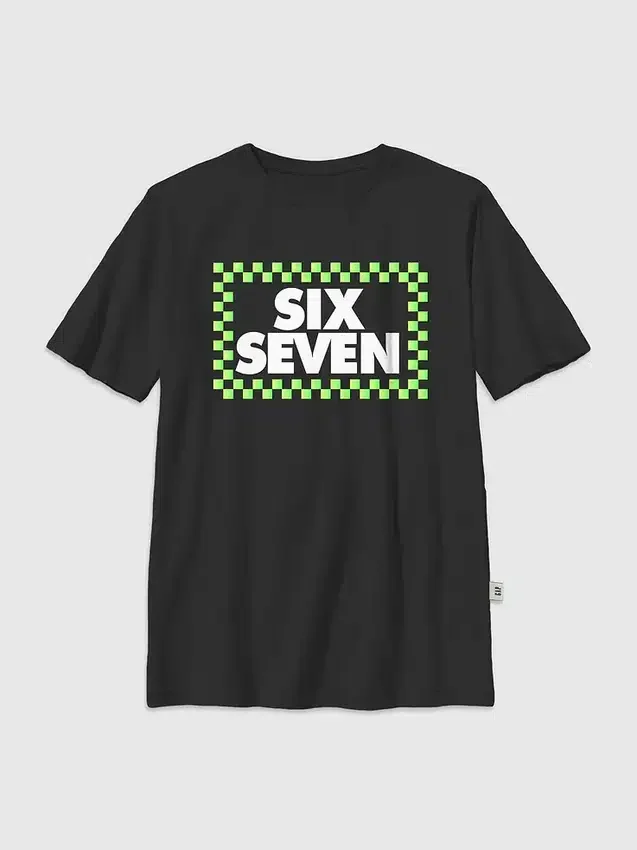 Camiseta infantil con diseño a cuadros de Six Seven