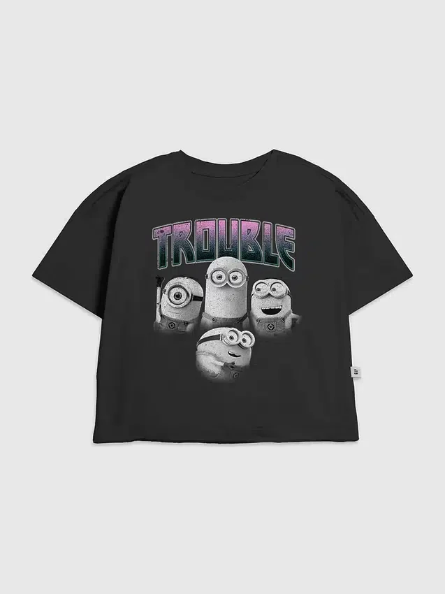 Camiseta infantil con diseño de los Minions en apuros