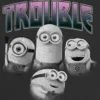 Camiseta infantil con diseño de los Minions en apuros