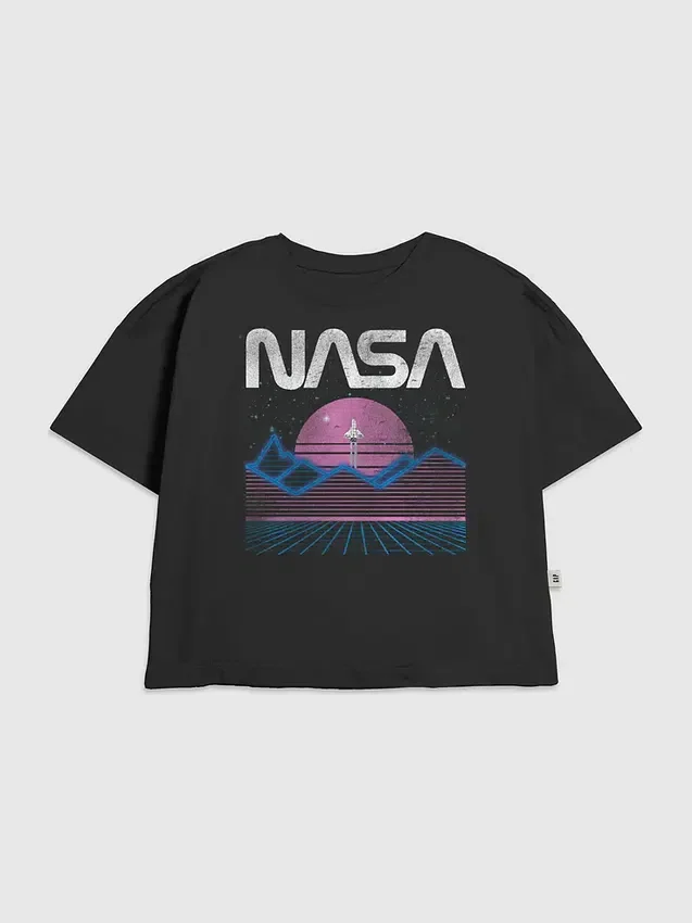 Camiseta infantil con diseño espacial en tonos pastel de la NASA