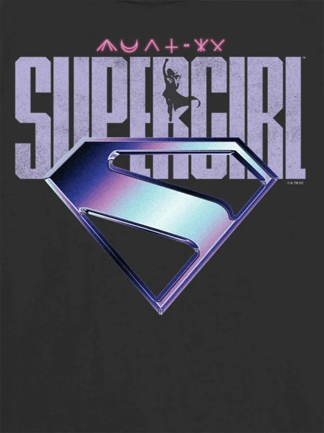 Camiseta infantil con diseño gráfico del logotipo morado de Supergirl