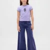 Camiseta infantil con diseño gráfico encogido de GAP × Disney «La pesadilla antes de Navidad» de Tim Burton