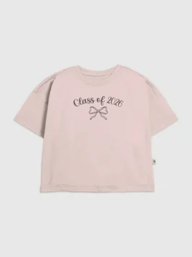 Camiseta infantil con gráfico de la promoción de 2026 y lazo