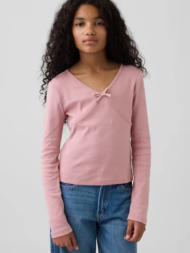 Camiseta infantil con lazo cruzado en el frente