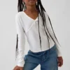 Camiseta infantil con lazo cruzado en el frente