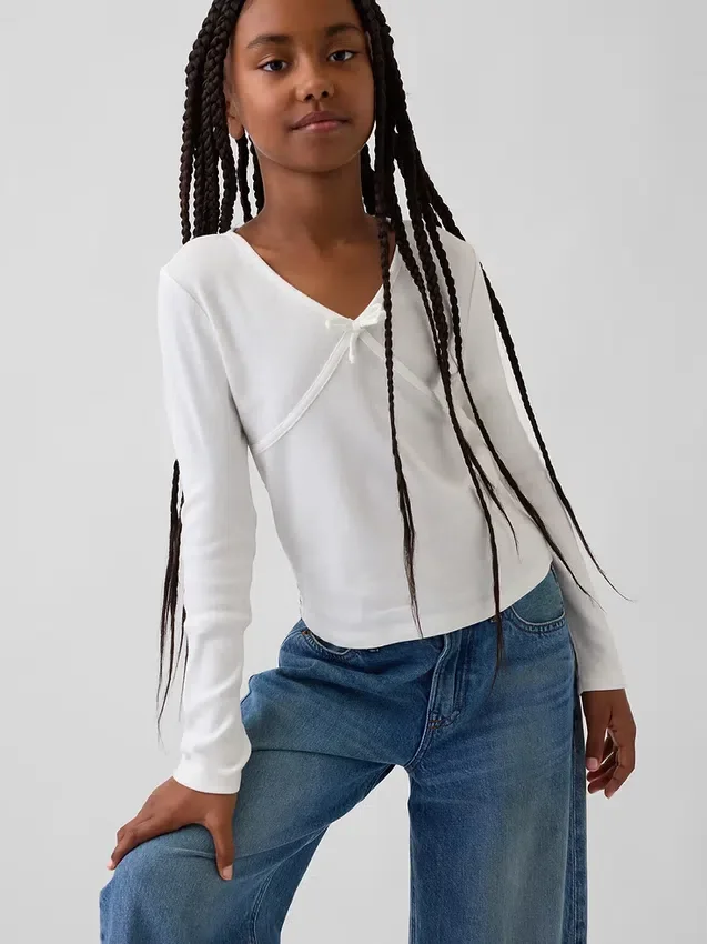 Camiseta infantil con lazo cruzado en el frente