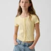 Camiseta infantil de punto acanalado con detalle de encaje y botones al frente