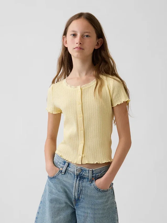 Camiseta infantil de punto acanalado con detalle de encaje y botones al frente