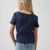 Camiseta infantil de punto acanalado con detalle de encaje y botones al frente