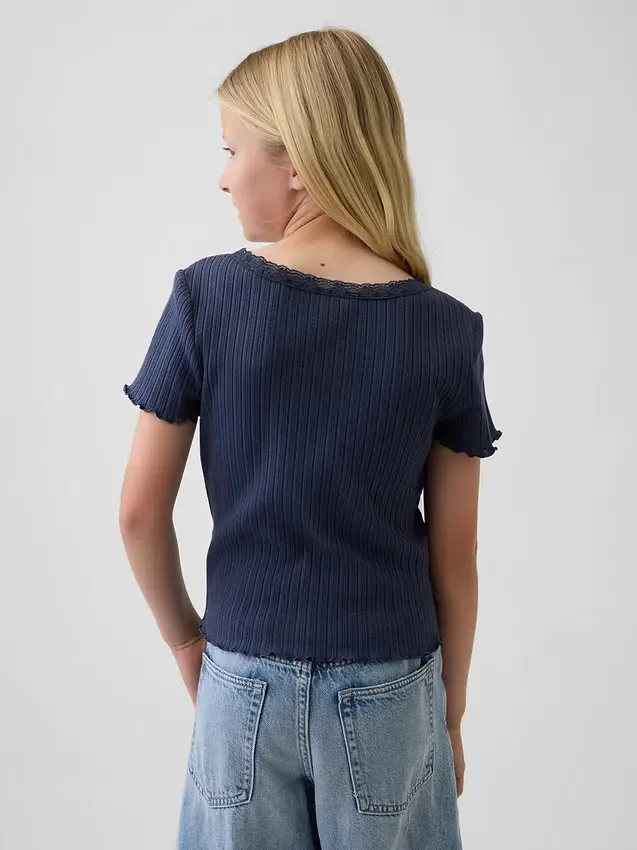 Camiseta infantil de punto acanalado con detalle de encaje y botones al frente