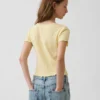 Camiseta infantil de punto acanalado con detalle de encaje y botones al frente