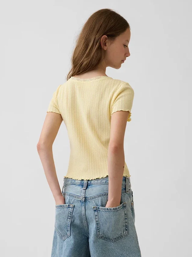 Camiseta infantil de punto acanalado con detalle de encaje y botones al frente