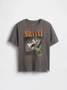 Camiseta infantil holgada con diseño gráfico